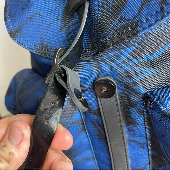 Herschel Supply Co. Dawson Blue Hawaiian Print Backpack - Picture 11 of 16